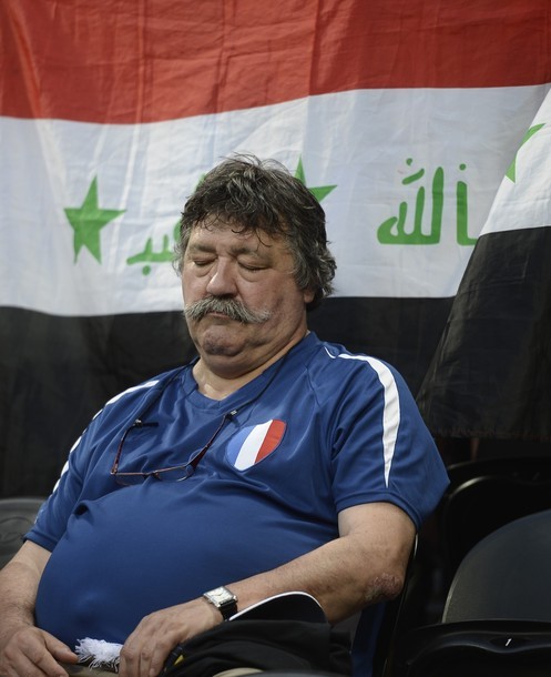 Một người đàn ông Pháp ngủ ngon lành khi trận đấu đang diễn ra. Đây đích thị CĐV thờ ơ nhất với trận đấu.